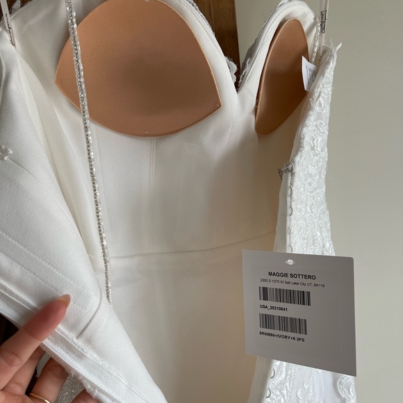 Maggie Sottero wedding dress - Picture 5 of 10